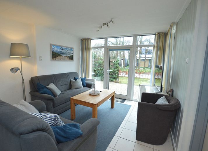 Vakantiehuis de Parel 194 in De Dennen, Texel met zonnig terras en groene omgeving.