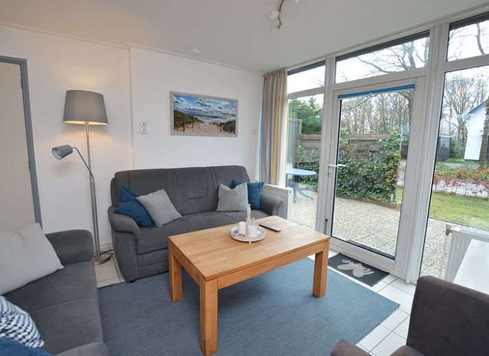 Vakantiehuis de Parel 194 in De Dennen, Texel met zonnig terras en groene omgeving.