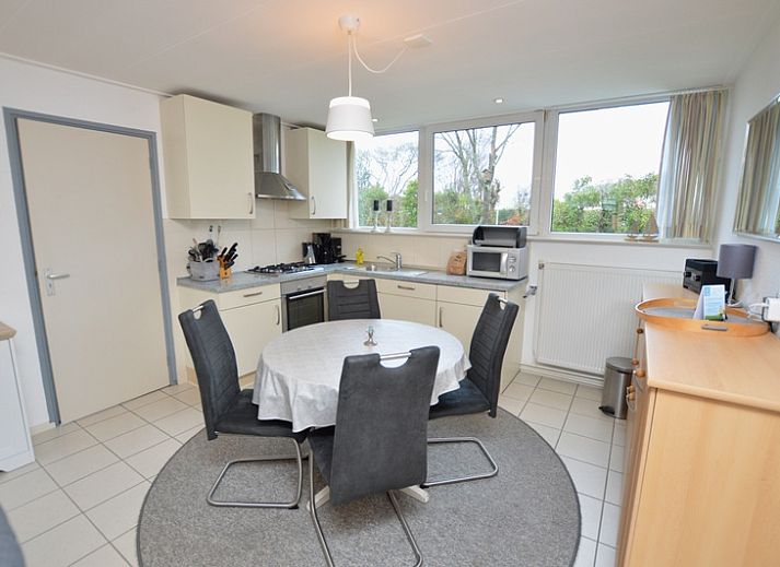 Gezellige woonkamer van Vakantiehuis de Parel 194 in De Dennen, Texel met uitzicht op de tuin.