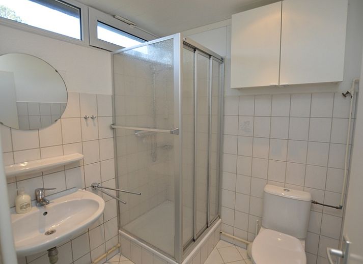 Gezellige woonkamer van Vakantiehuis de Parel 194 in De Dennen, Texel met uitzicht op de tuin.