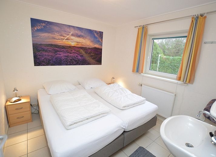 Gezellige woonkamer van Vakantiehuis de Parel 194 in De Dennen, Texel met uitzicht op de tuin.