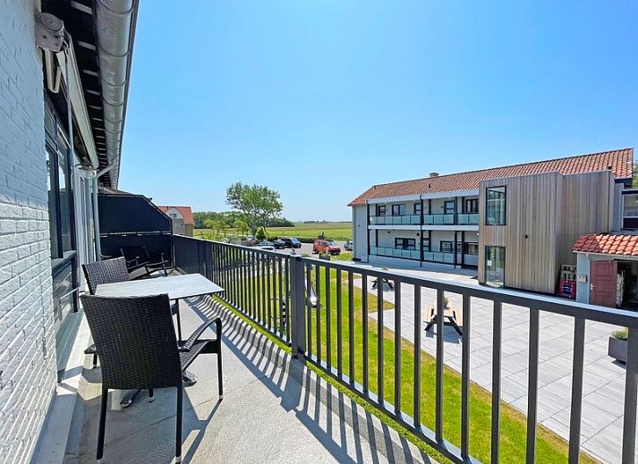 Stijlvolle woonkamer met tv en balkon in Appartement Bos en Duin 28, De Dennen, Texel.