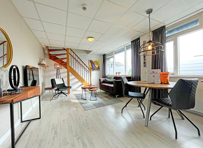 Gemuetliches Wohnzimmer im Apartment Bos en Duin 25, De Dennen, Texel, mit moderner Einrichtung und viel Tageslicht.