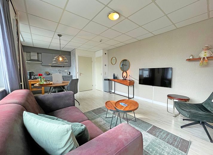 Gemuetliches Wohnzimmer im Apartment Bos en Duin 25, De Dennen, Texel, mit moderner Einrichtung und viel Tageslicht.