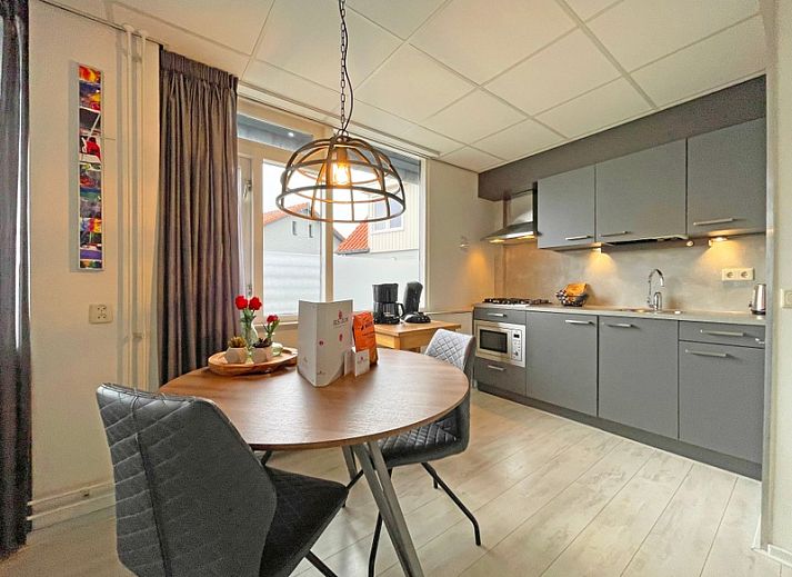 Stilvolle Essecke im Apartment Bos en Duin 25, De Dennen, Texel, mit Holztreppe und bequemen Sitzgelegenheiten.