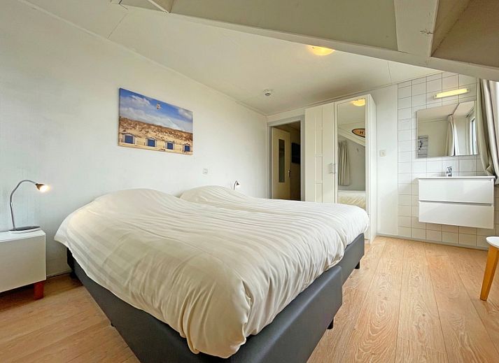 Stilvolle Essecke im Apartment Bos en Duin 25, De Dennen, Texel, mit Holztreppe und bequemen Sitzgelegenheiten.