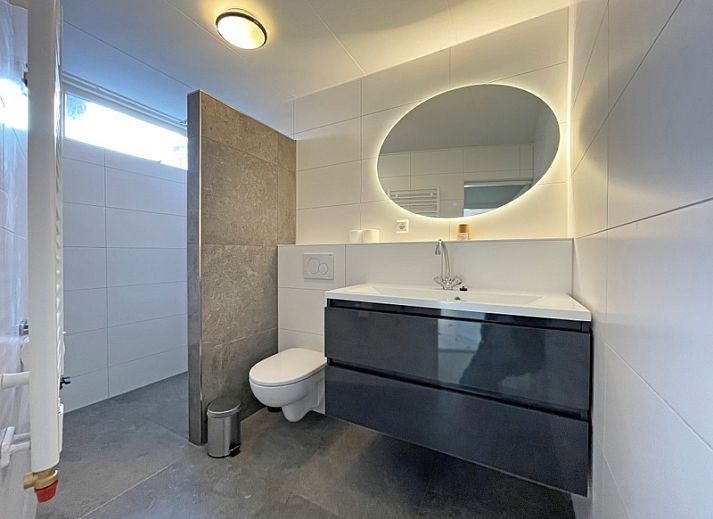 Stilvolle Essecke im Apartment Bos en Duin 25, De Dennen, Texel, mit Holztreppe und bequemen Sitzgelegenheiten.