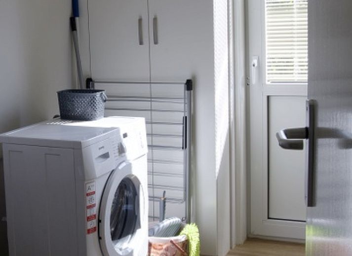 Heller Wohnraum mit Blick auf den Garten im Bungalowpark 't Hoogelandt - Bungalow-Texel, De Dennen, Texel.