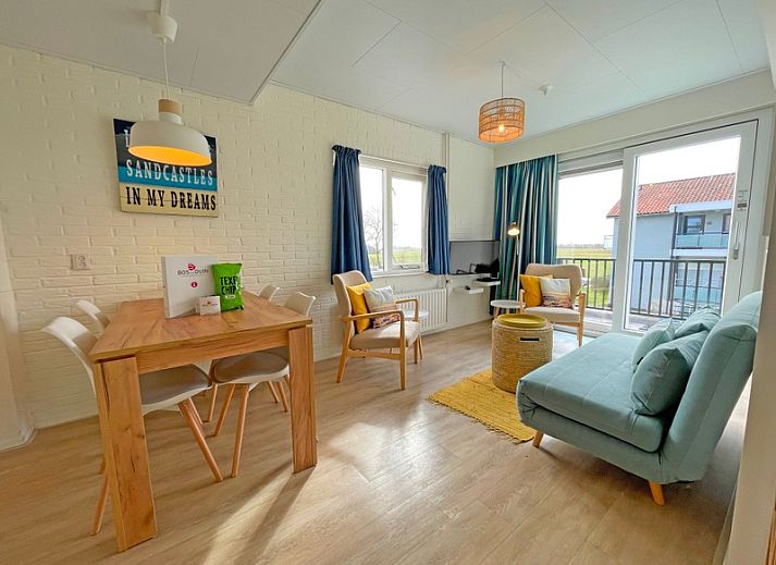 Gezellige woonruimte in Appartement Bos en Duin 29, De Dennen, Texel met uitzicht op Waddeneilanden.