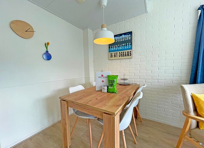 Gezellige woonruimte in Appartement Bos en Duin 29, De Dennen, Texel met uitzicht op Waddeneilanden.