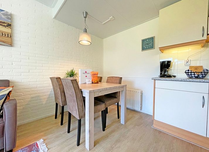 Gemuetliches Wohnzimmer im Apartment Bos en Duin 31, De Dennen, Texel mit bequemem Sofa und Blick auf die Natur.