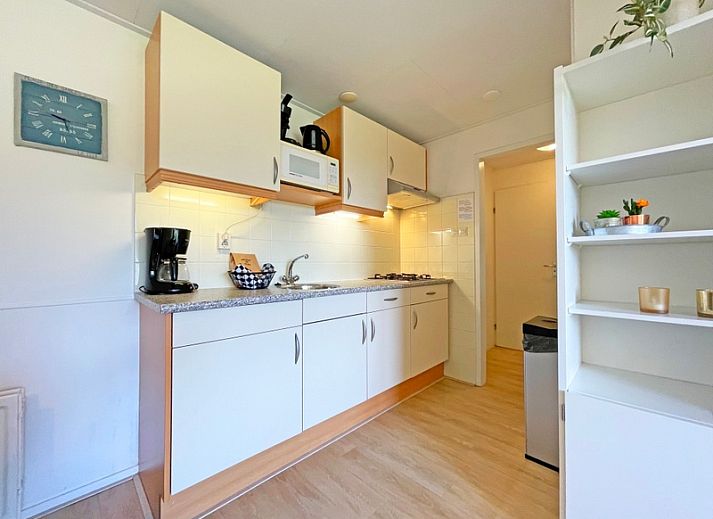 Geraeumige Sitzecke im Apartment Bos en Duin 31, De Dennen, Texel mit moderner Einrichtung und natuerlichem Licht.