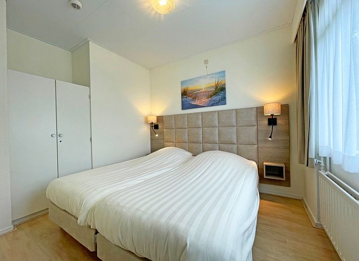 Geraeumige Sitzecke im Apartment Bos en Duin 31, De Dennen, Texel mit moderner Einrichtung und natuerlichem Licht.