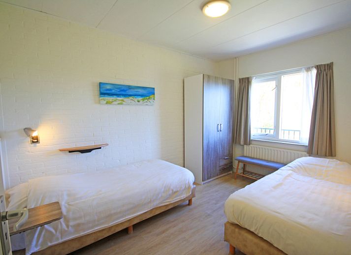 Geraeumige Sitzecke im Apartment Bos en Duin 31, De Dennen, Texel mit moderner Einrichtung und natuerlichem Licht.