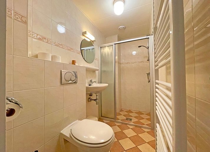 Geraeumige Sitzecke im Apartment Bos en Duin 31, De Dennen, Texel mit moderner Einrichtung und natuerlichem Licht.