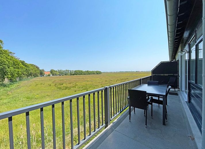 Geraeumige Sitzecke im Apartment Bos en Duin 31, De Dennen, Texel mit moderner Einrichtung und natuerlichem Licht.