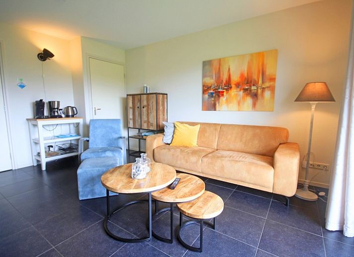 Gemuetliches Wohnzimmer im Apartment Bos en Duin 42, De Dennen, Texel mit komfortabler Sitzecke.