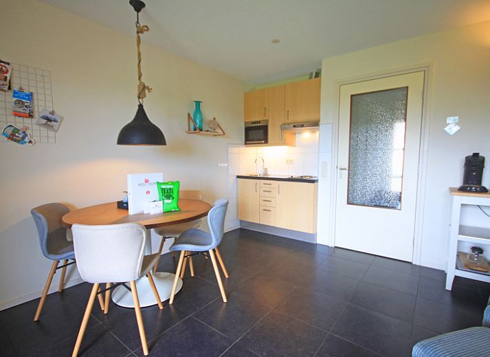 Gemuetliches Wohnzimmer im Apartment Bos en Duin 42, De Dennen, Texel mit komfortabler Sitzecke.