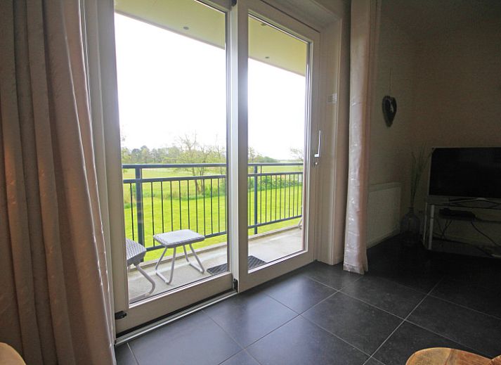 Modernes Wohnzimmer der Wohnung Bos en Duin 42 in De Dennen, Texel.