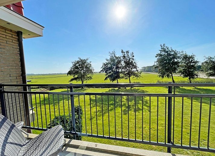 Modernes Wohnzimmer der Wohnung Bos en Duin 42 in De Dennen, Texel.