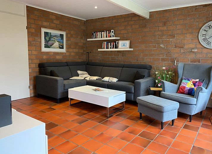 Terrasse von Bungalowpark Verste Coogh - Bungalow 52 in De Dennen, Texel mit Garten und Sitzgelegenheit.