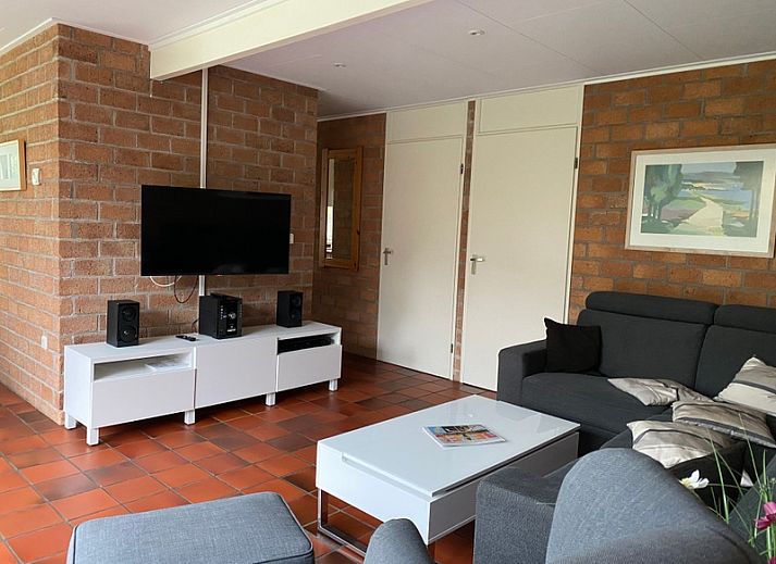 Terrasse von Bungalowpark Verste Coogh - Bungalow 52 in De Dennen, Texel mit Garten und Sitzgelegenheit.