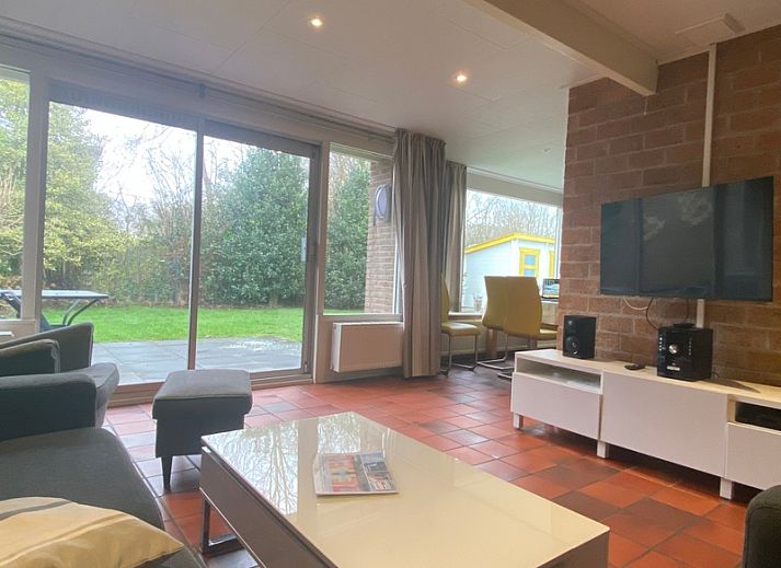 Terrasse von Bungalowpark Verste Coogh - Bungalow 52 in De Dennen, Texel mit Garten und Sitzgelegenheit.