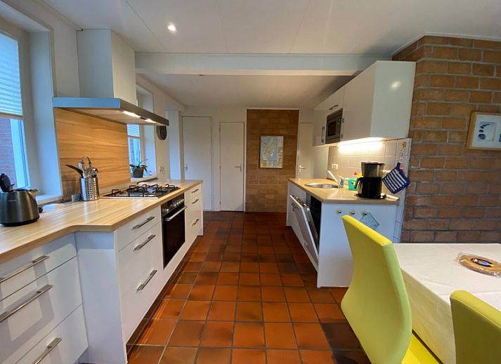 Gemuetliches Wohnzimmer im Bungalowpark Verste Coogh - Bungalow 52, De Dennen, Texel mit bequemen Sofas.