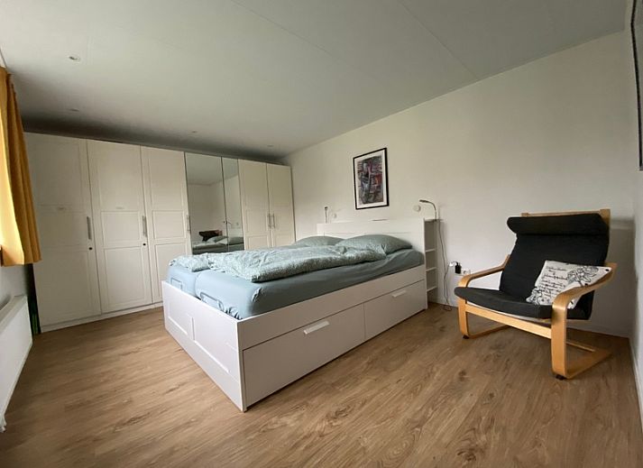 Gemuetliches Wohnzimmer im Bungalowpark Verste Coogh - Bungalow 52, De Dennen, Texel mit bequemen Sofas.