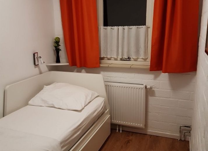 Modernes Wohnzimmer mit TV im Bungalowpark Verste Coogh - Bungalow 52, De Dennen, Texel.