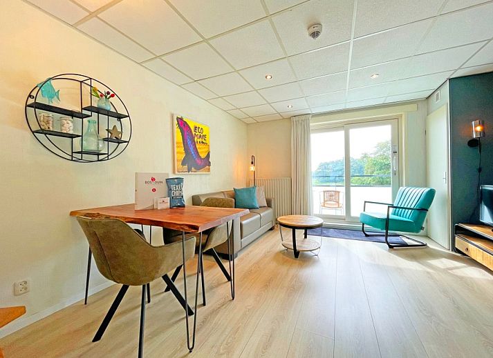 Gemuetliches Wohnzimmer im Appartement Bos en Duin 17, Texel mit Blick auf De Dennen.