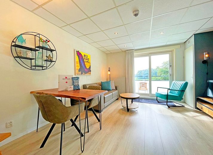 Gemuetliches Wohnzimmer im Appartement Bos en Duin 17, Texel mit Blick auf De Dennen.