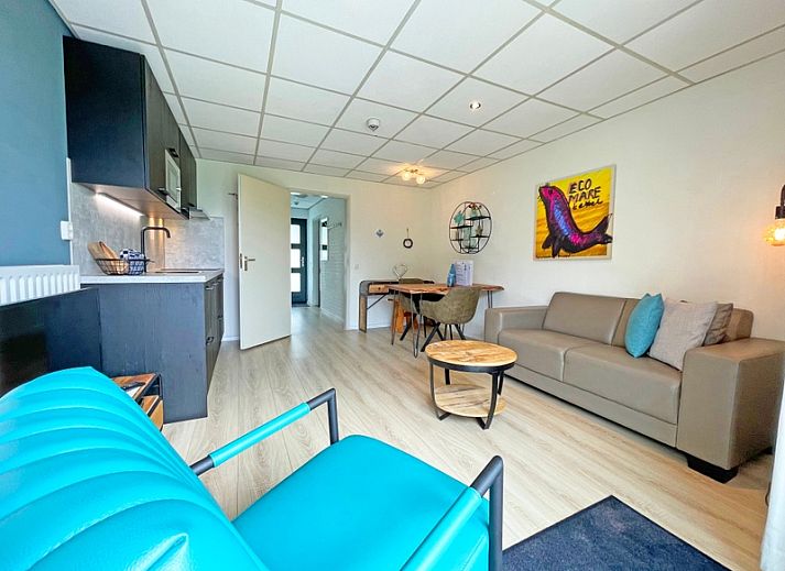 Gemuetliches Wohnzimmer im Appartement Bos en Duin 17, Texel mit Blick auf De Dennen.