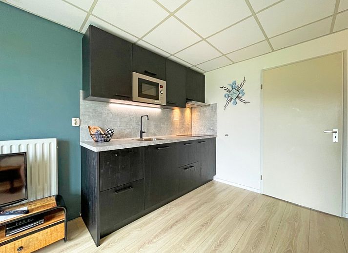 Gemuetliches Wohnzimmer im Appartement Bos en Duin 17, Texel mit Blick auf De Dennen.