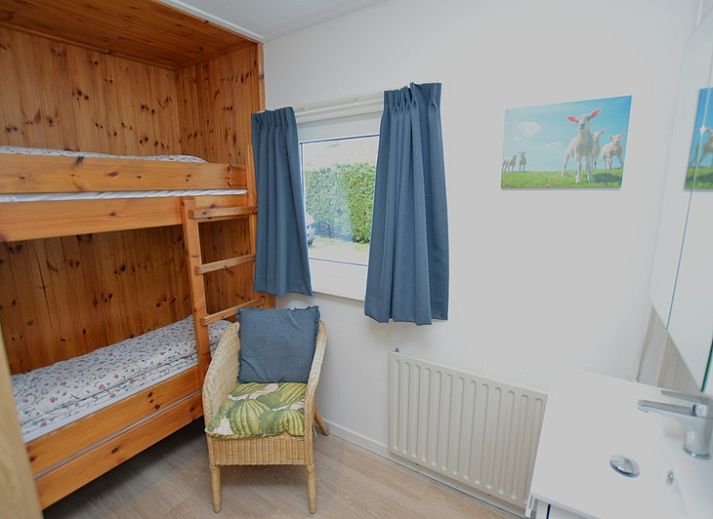 Offene Kueche und Sitzecke im Ferienhaus de Parel 258, De Dennen, Texel, mit viel Tageslicht.