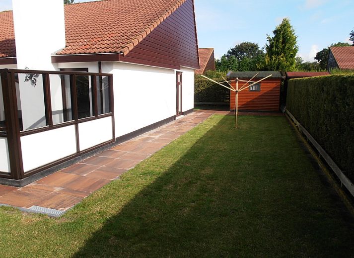 Geniet van het zonnige terras bij Vakantiehuis Gortersmient 298 in De Dennen, Texel. Perfect voor ontspanning op de Waddeneilanden.