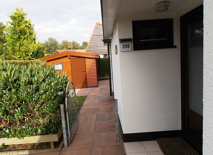 Geniet van het zonnige terras bij Vakantiehuis Gortersmient 298 in De Dennen, Texel. Perfect voor ontspanning op de Waddeneilanden.