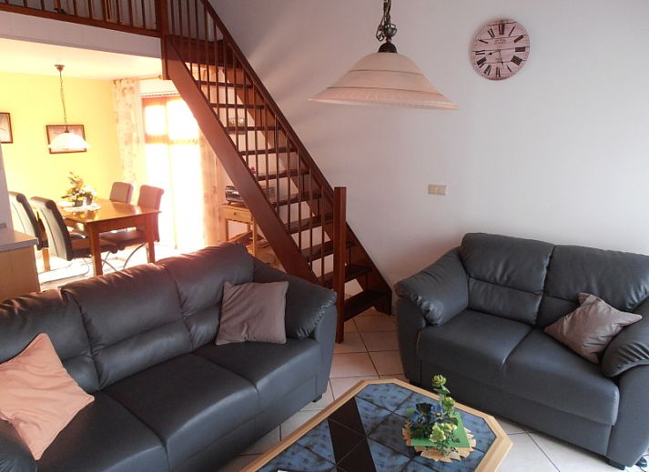 Geniet van het zonnige terras bij Vakantiehuis Gortersmient 298 in De Dennen, Texel. Perfect voor ontspanning op de Waddeneilanden.