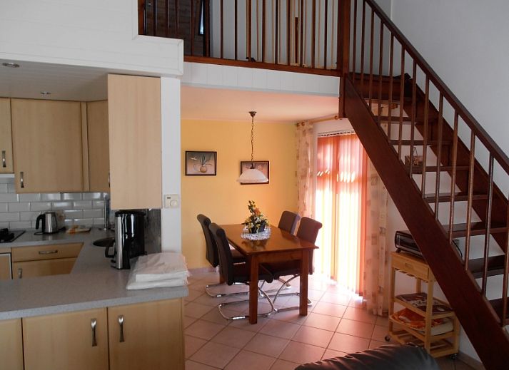 Ruime groene tuin bij Vakantiehuis Gortersmient 298 in De Dennen, Texel. Ideaal voor buitenactiviteiten op de Waddeneilanden.