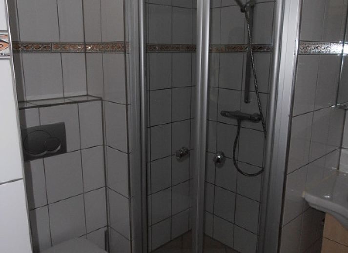 Ruime groene tuin bij Vakantiehuis Gortersmient 298 in De Dennen, Texel. Ideaal voor buitenactiviteiten op de Waddeneilanden.