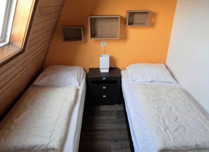 Ruime groene tuin bij Vakantiehuis Gortersmient 298 in De Dennen, Texel. Ideaal voor buitenactiviteiten op de Waddeneilanden.