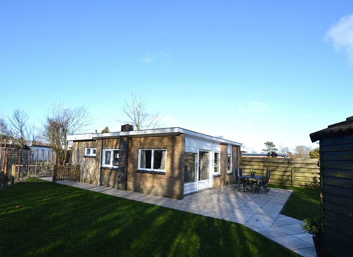 Bungalow Uterste Coogh 96 in De Dennen, Texel met ruim terras en tuin voor een ontspannen verblijf op de Waddeneilanden.
