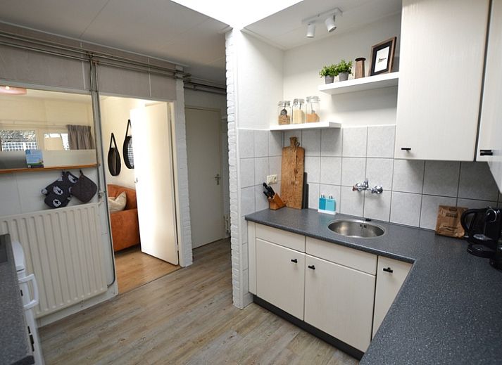 Lichte woonkamer van Bungalow Uterste Coogh 96 in De Dennen, Texel, met comfortabele banken en eethoek op de Waddeneilanden.