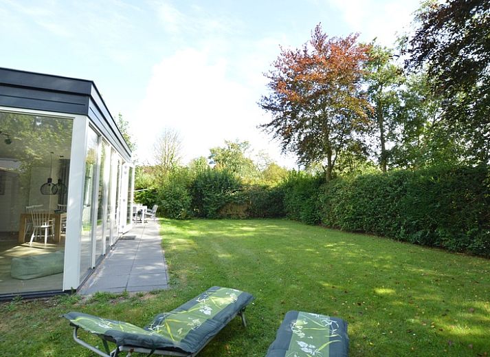 Moderne Sitzecke im Ferienhaus Tempelierweg 16 - de Brunaire, De Dennen, Texel, mit bequemen Moebeln und viel Tageslicht.