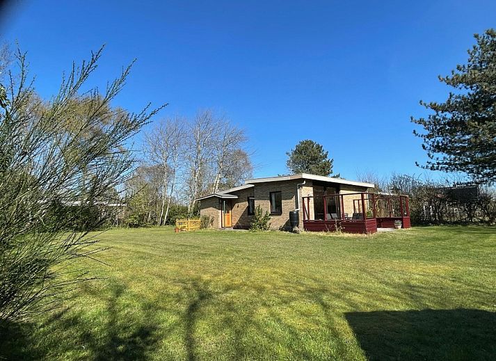 Geraeumiger Garten im Bungalowpark 't Hoogelandt - Bungalow 0790 in De Dennen, Texel, Watteninseln.