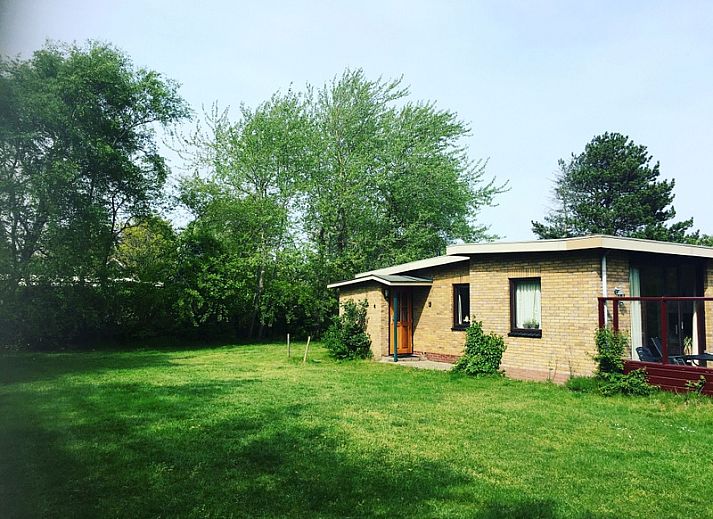 Geraeumiger Garten im Bungalowpark 't Hoogelandt - Bungalow 0790 in De Dennen, Texel, Watteninseln.