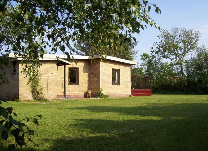 Geraeumiger Garten im Bungalowpark 't Hoogelandt - Bungalow 0790 in De Dennen, Texel, Watteninseln.