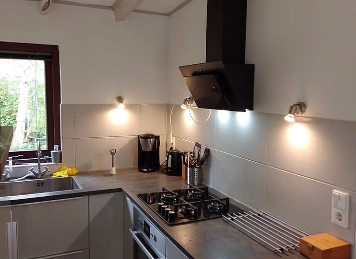 Sonniger Aussenbereich des Bungalows 0790 im Bungalowpark 't Hoogelandt, De Dennen, Texel.