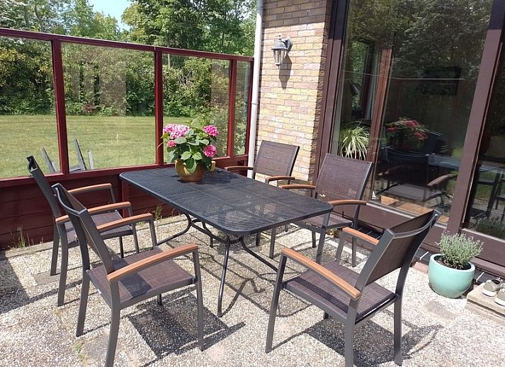 Sonniger Aussenbereich des Bungalows 0790 im Bungalowpark 't Hoogelandt, De Dennen, Texel.