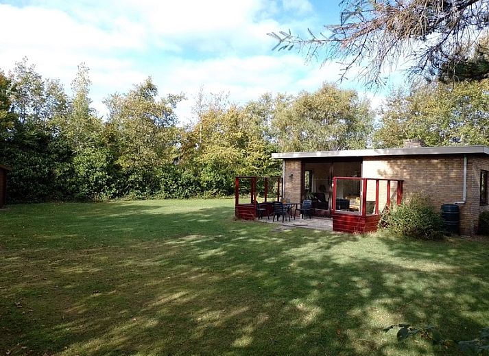 Sonniger Aussenbereich des Bungalows 0790 im Bungalowpark 't Hoogelandt, De Dennen, Texel.